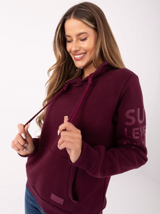 Stylischer roter Kapuzenpullover