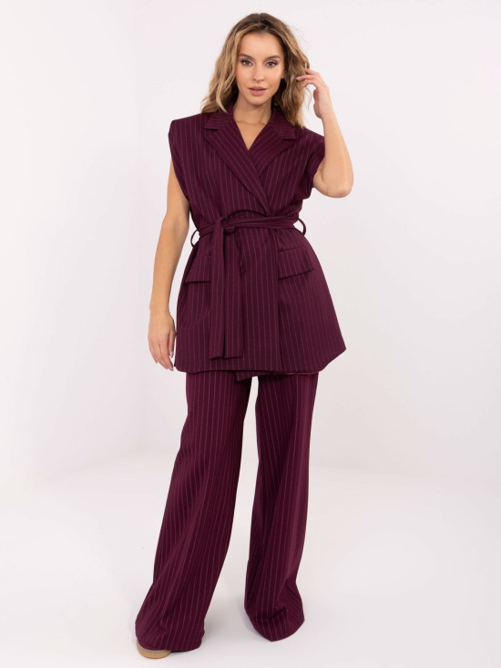 Elegante bordeauxrote Weste mit Gürtel und Streifenmuster