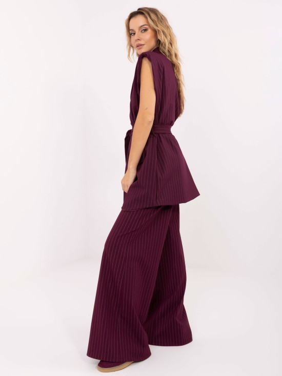 Elegante bordeauxrote Weste mit Gürtel und Streifenmuster