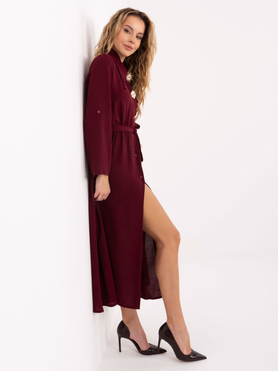 Bordeauxfarbenes ausgestelltes Midi-Kleid mit Gürtel und Brosche