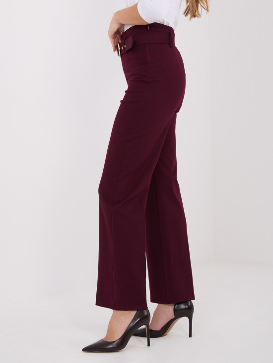 Elegante bordeauxrote Hose mit hohem Bund und Gürtel