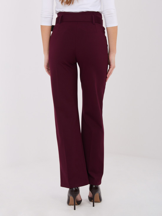 Elegante bordeauxrote Hose mit hohem Bund und Gürtel