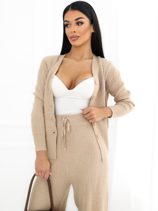 Braunes Strickset mit weitem Bein