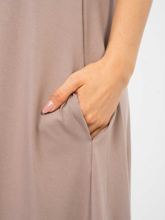 Beiges Maxi-Kleid mit V-Ausschnitt und Taschen