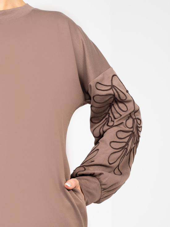 Beiges Minikleid mit Stickerei und Puffärmeln