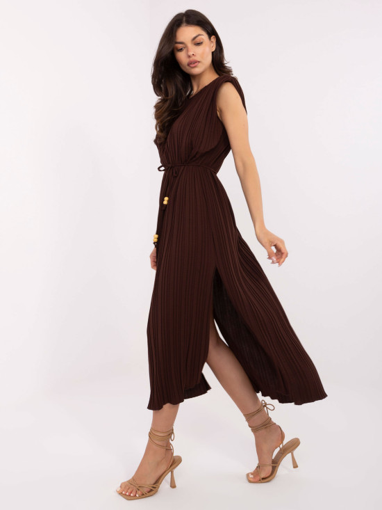 Ausgestellte braune Kleid mit Gürtel