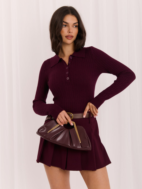 Lila Polopullover mit Kragen und Knöpfen