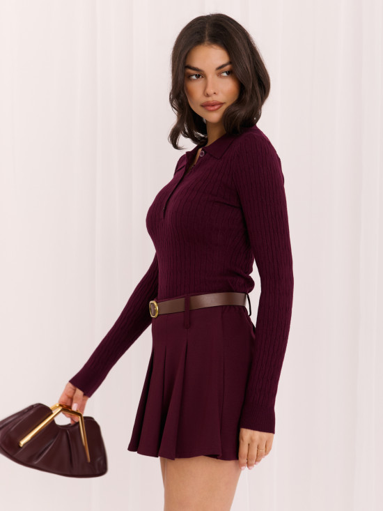 Lila Polopullover mit Kragen und Knöpfen