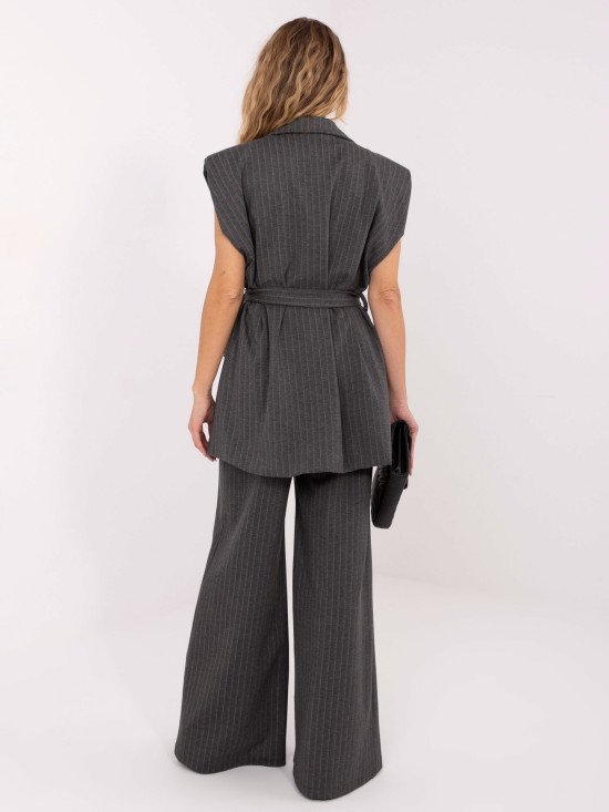 Elegante graue Weste mit Streifen und Bindegürtel