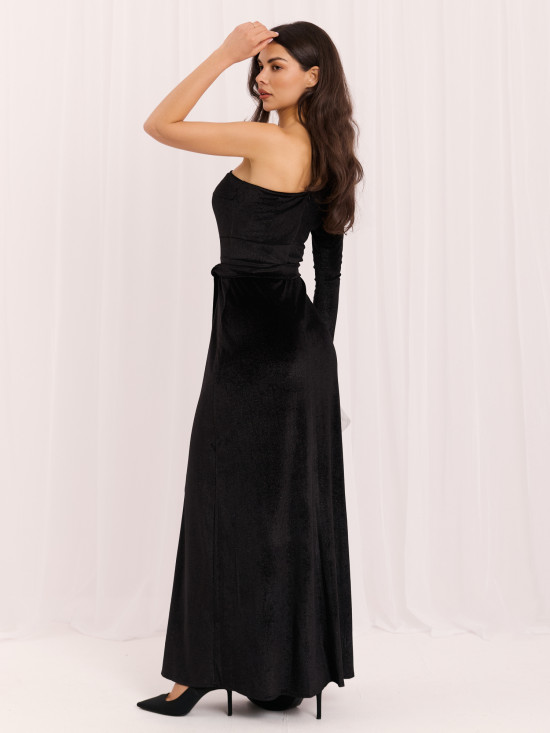 Schwarzes Maxikleid mit Gürtel und asymmetrischem Ausschnitt