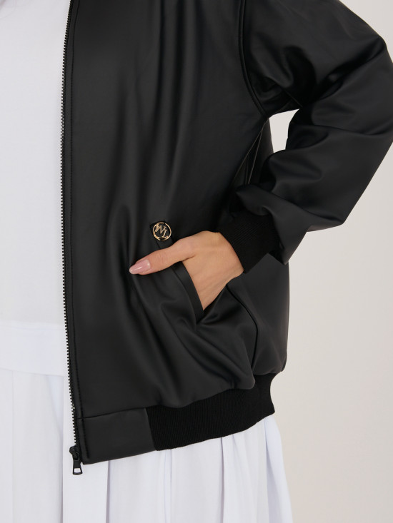 Schwarze Übergangsjacke aus Kunstleder mit Stehkragen