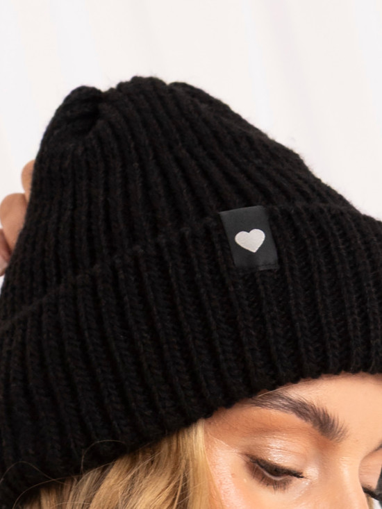 Schwarze Wintermütze mit Applikation