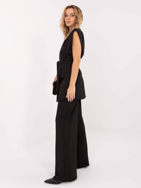 Elegante schwarze gestreifte Weste mit Gürtel