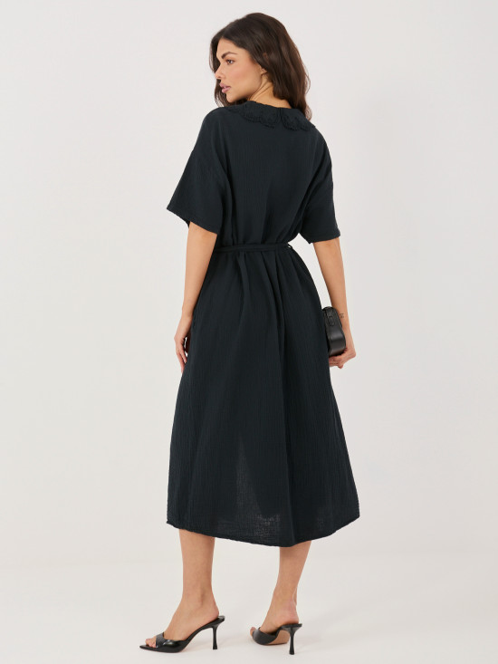 Schwarzes ausgestelltes Midi-Kleid mit Gürtel und Taschen