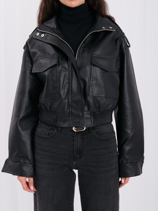 Kurze schwarze Kunstlederjacke mit Stehkragen