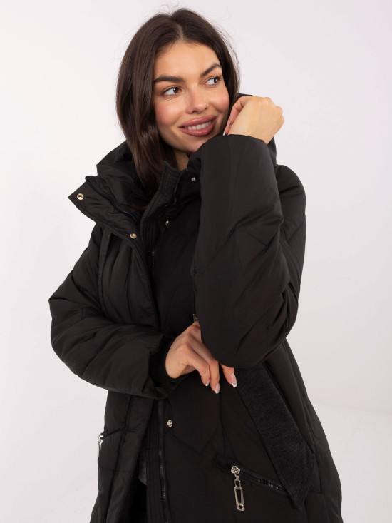 Langer schwarzer Steppmantel mit Kapuze