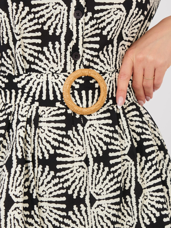 Schwarzes Kleid mit Gürtel und Volant