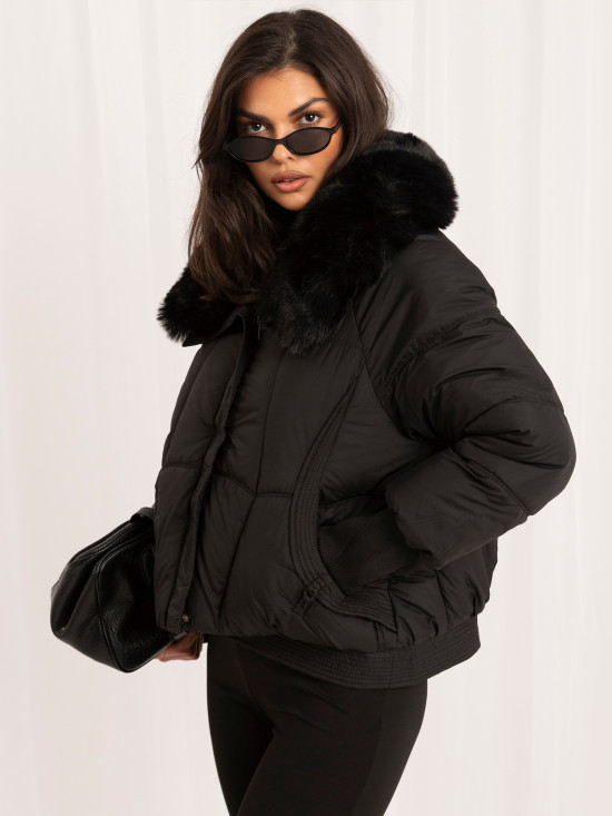 Schwarze gesteppte Winterjacke mit Stehkragen