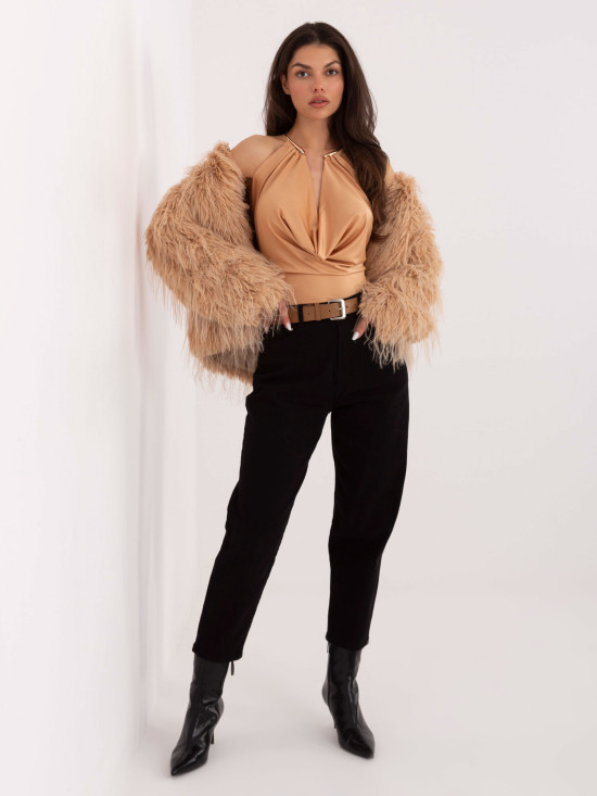 Schwarze Mom Jeans mit Gürtel