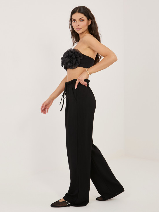 Schwarze Sporthose mit Streifen und hohem Bund