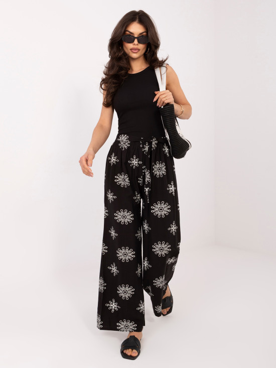Schwarze Palazzo-Hose mit Gürtel und Print
