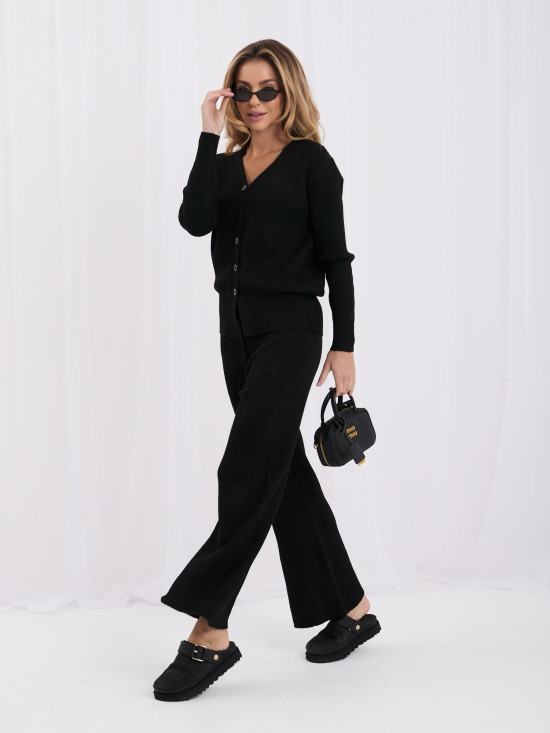 Schwarzes Set mit Strickjacke und weiten Hosen