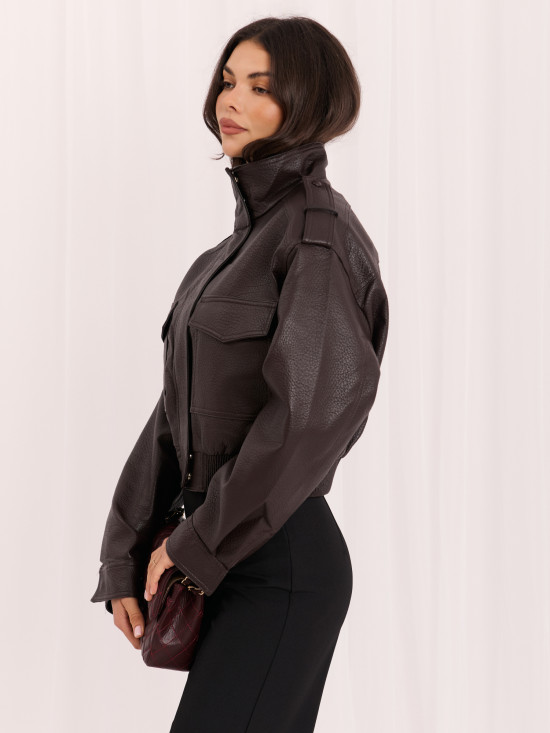 Kurze braune Kunstlederjacke mit Stehkragen
