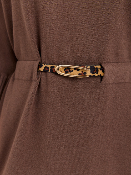 Braunes Strickkleid mit Gürtel und Rollkragen