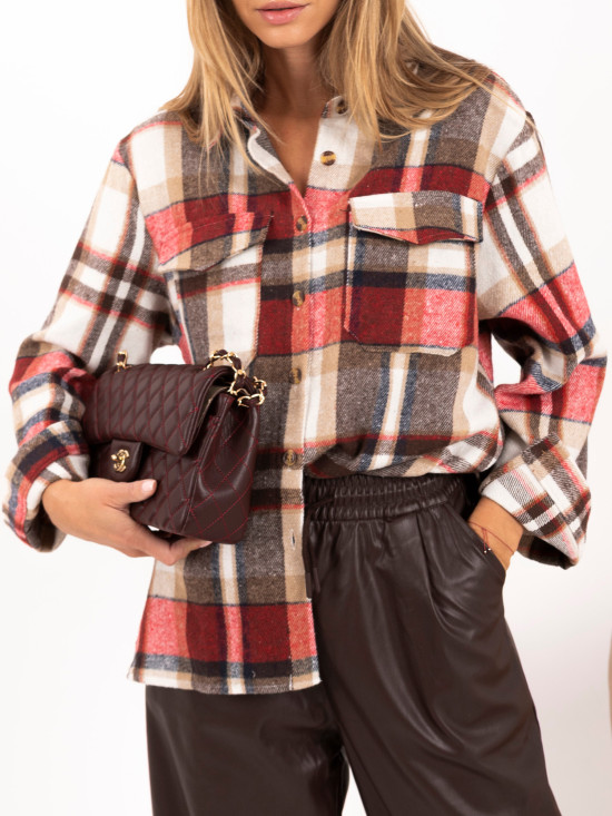 Rotes kariertes Hemd mit Taschen