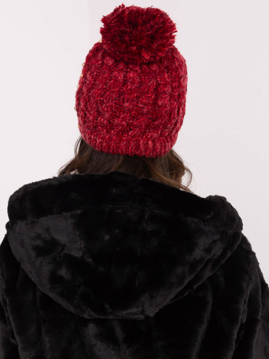 Elegante rote Mütze mit Applikation