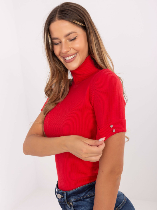Eleganter roter Pullover mit Rollkragen