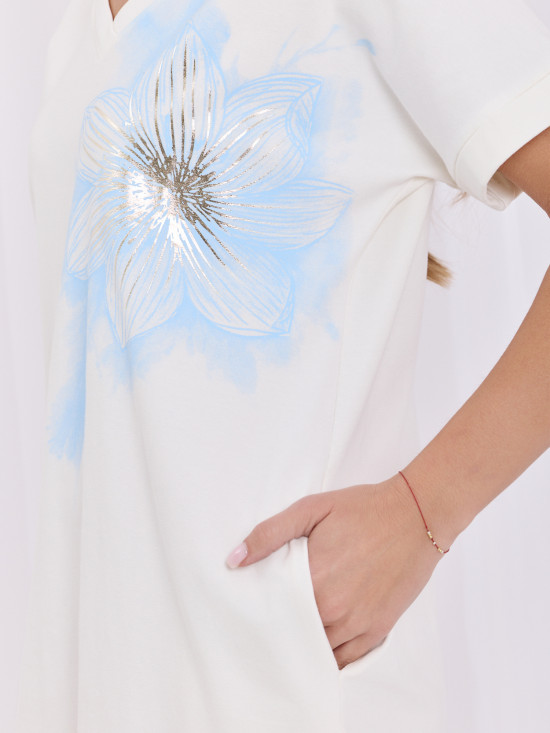 Weißes Sommerkleid mit Print und Taschen