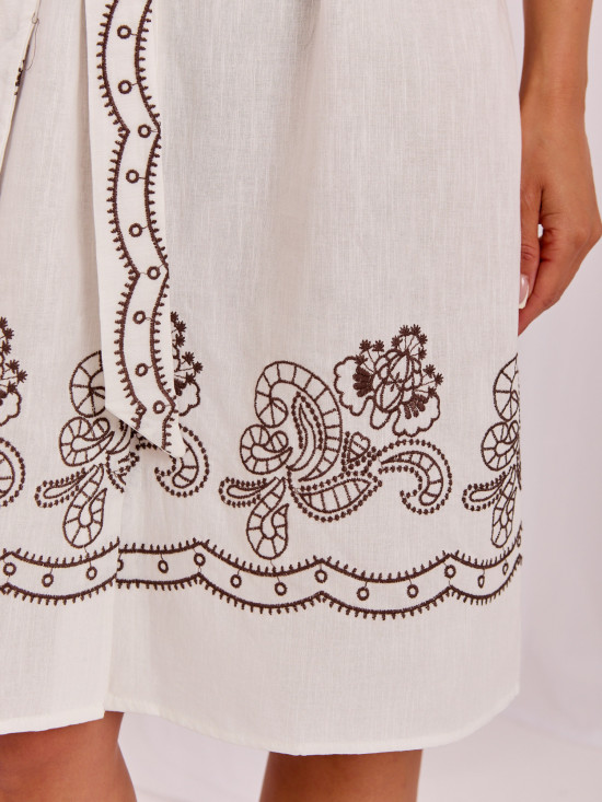Ecru ausgestelltes Kleid mit Stickerei und Gürtel