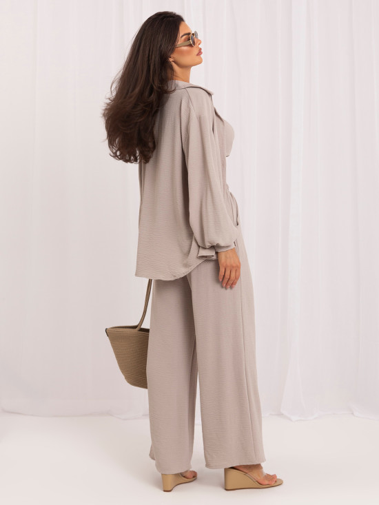 Beiges Set mit Top, Hemd und Hose