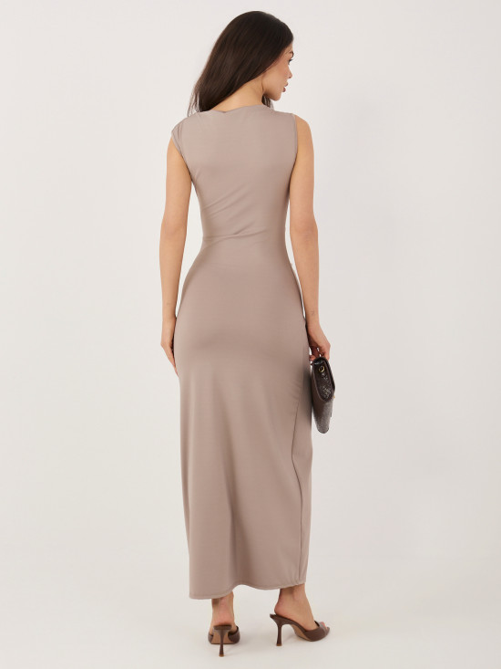 Elegantes beigefarbenes Midi-Kleid mit Wasserfallausschnitt