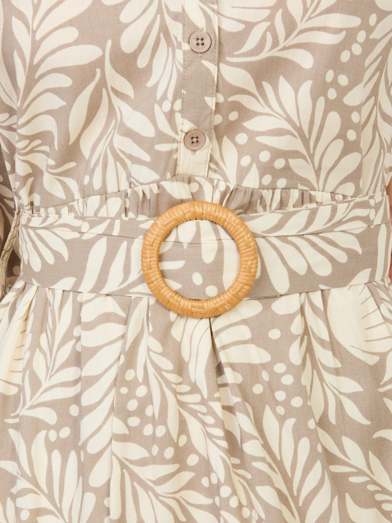 Beiges Kleid mit Gürtel und Volant