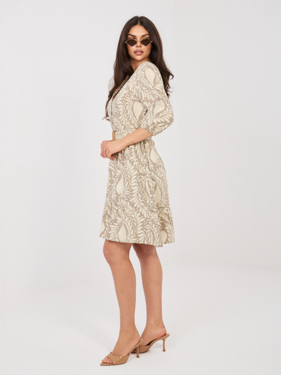 Beiges Kleid mit Gürtel und Volant