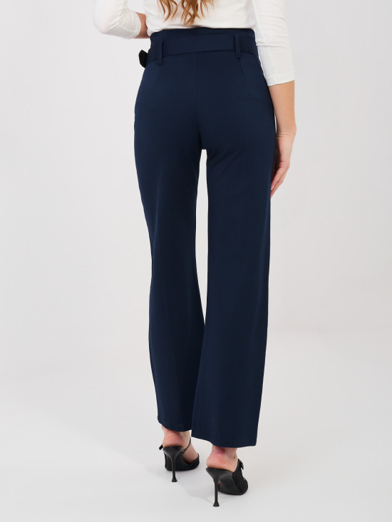 Elegante blaue Hose mit hohem Bund und Gürtel