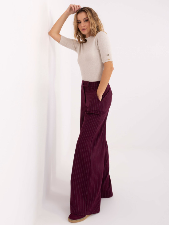 Eleganter beiger Pullover mit Stehkragen und kurzen Ärmeln