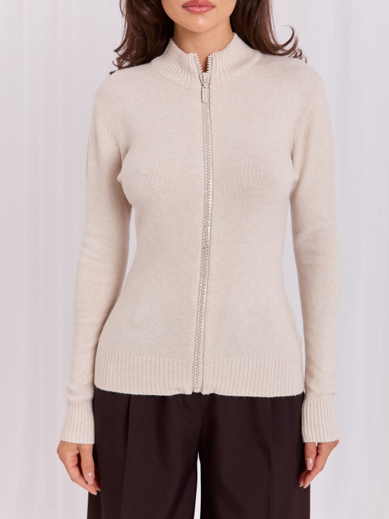 Eleganter beiger Pullover mit Stehkragen und Zirkonia