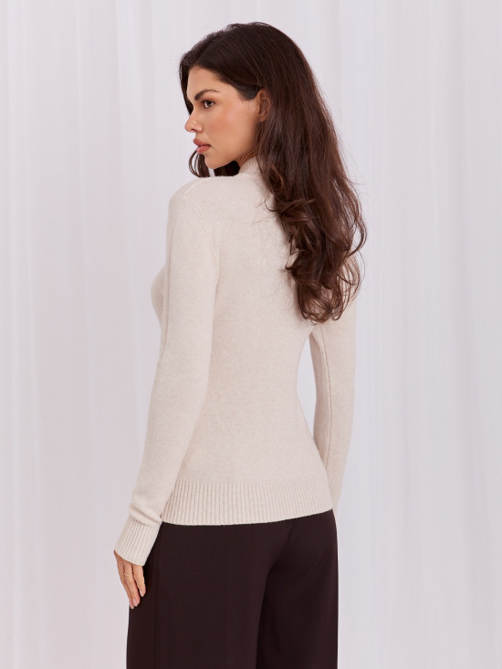 Eleganter beiger Pullover mit Stehkragen und Zirkonia