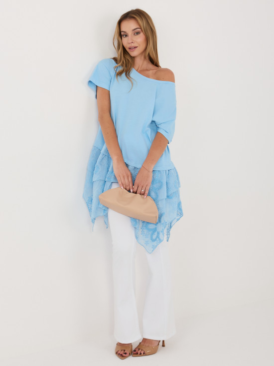 Hellblaue Baumwollbluse mit Volant und Stickerei