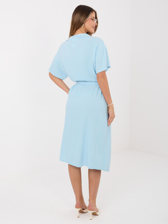 Hellblaues ausgestelltes Midi-Kleid mit Gürtel