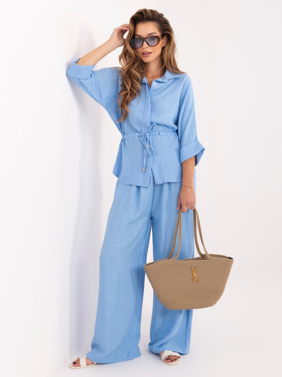 Elegantes hellblaues Set mit Hemd und weiten Hosen