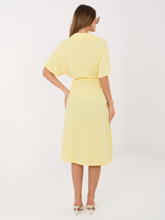 Gelbes ausgestelltes Midi-Kleid mit Gürtel und Taschen