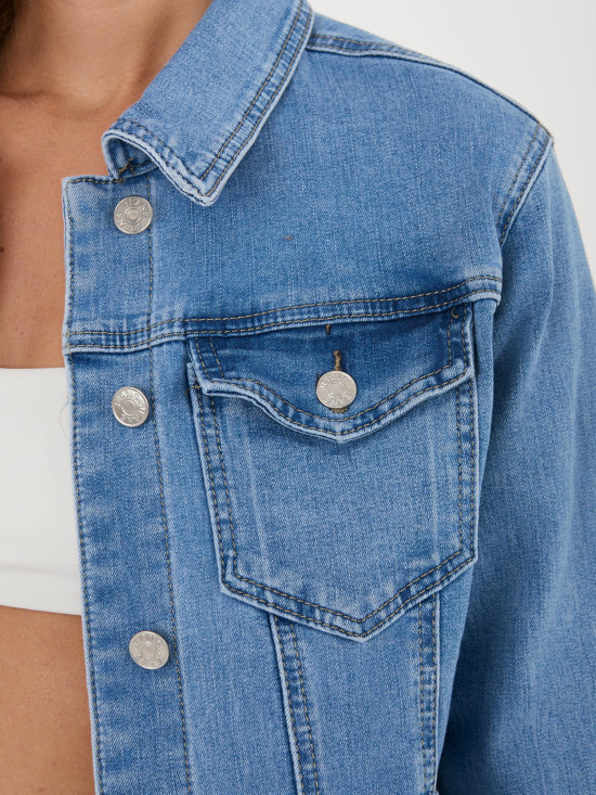 Blaue Jeansjacke mit Knöpfen