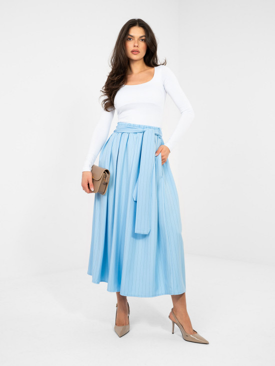 Eleganter blauer Midi-Rock mit Streifen und Gürtel