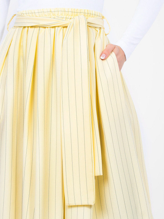 Gelber eleganter Midi-Rock mit Streifen und Gürtel