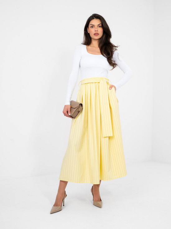 Gelber eleganter Midi-Rock mit Streifen und Gürtel