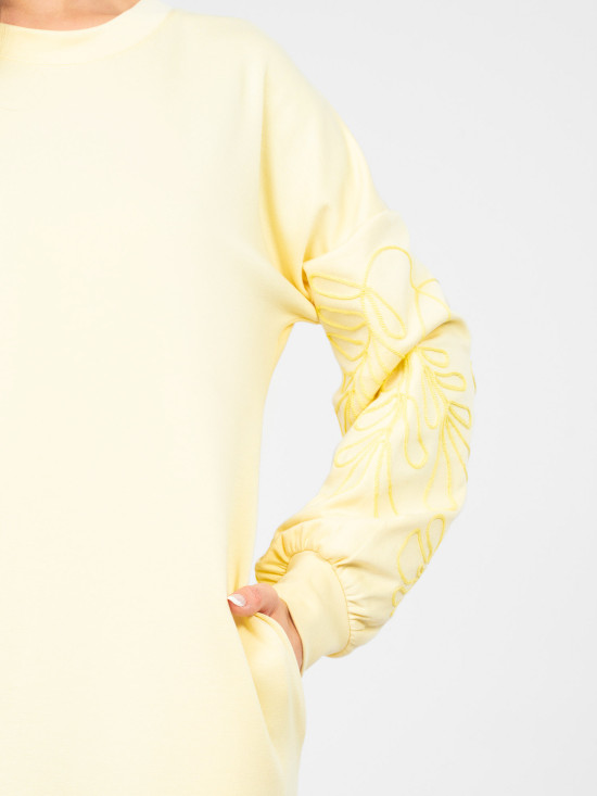 Gelbes Minikleid mit Stickerei und Puffärmeln